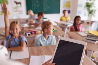 how-to-use-a-parental-control-app-to-keep-students-safe-in-the-classroom